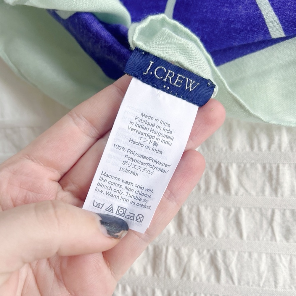 J Crew • Manhattan scarf wrap NYC New York City landmarks souvenir travel map - Picture 5 of 10